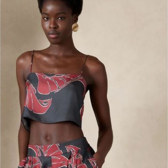 Banana Republic Tops - 100% silk cropped top NWT size m